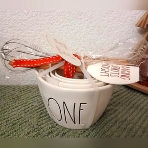 Rae Dunn holiday baking set measuring cups